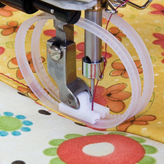 Image d’un pied-pied de machine à coudre industrielle - PTFE, téflon avec anneaux pour matières épaisses et glissantes – disponible chez Šarlotes audumi