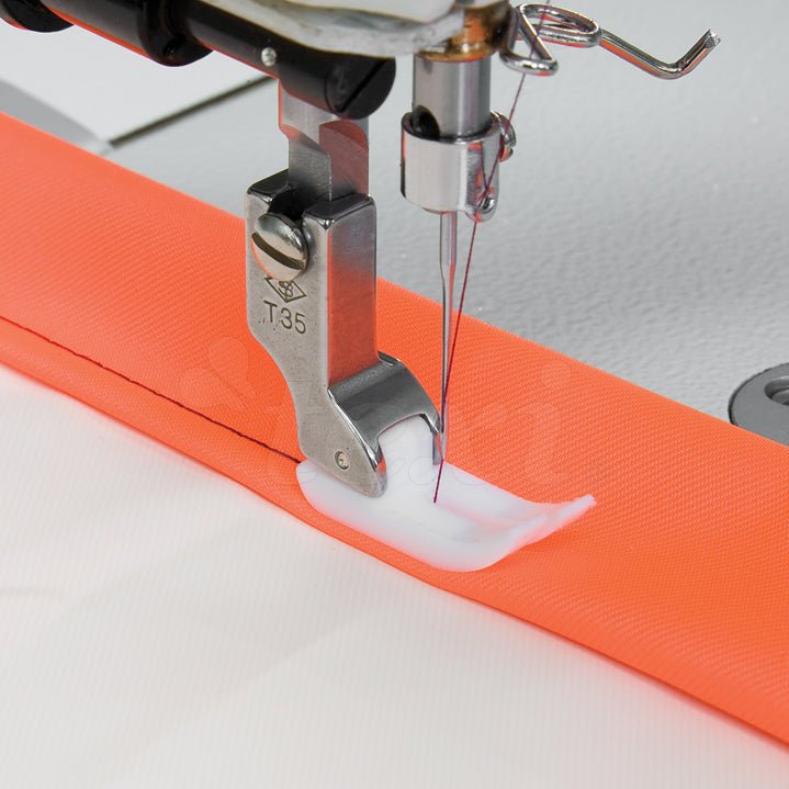 Image d'une machine à coudre industrielle, pied PTFE, pour matériaux glissants en téflon et le cuir – disponible chez Šarlotes audumi