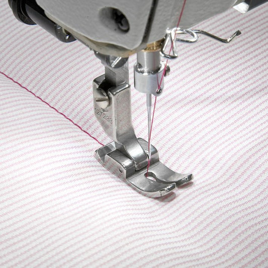Image d’un pied-de-biche pour machine à coudre industrielle - pour point droit sur tissus épais – disponible chez Šarlotes audumi