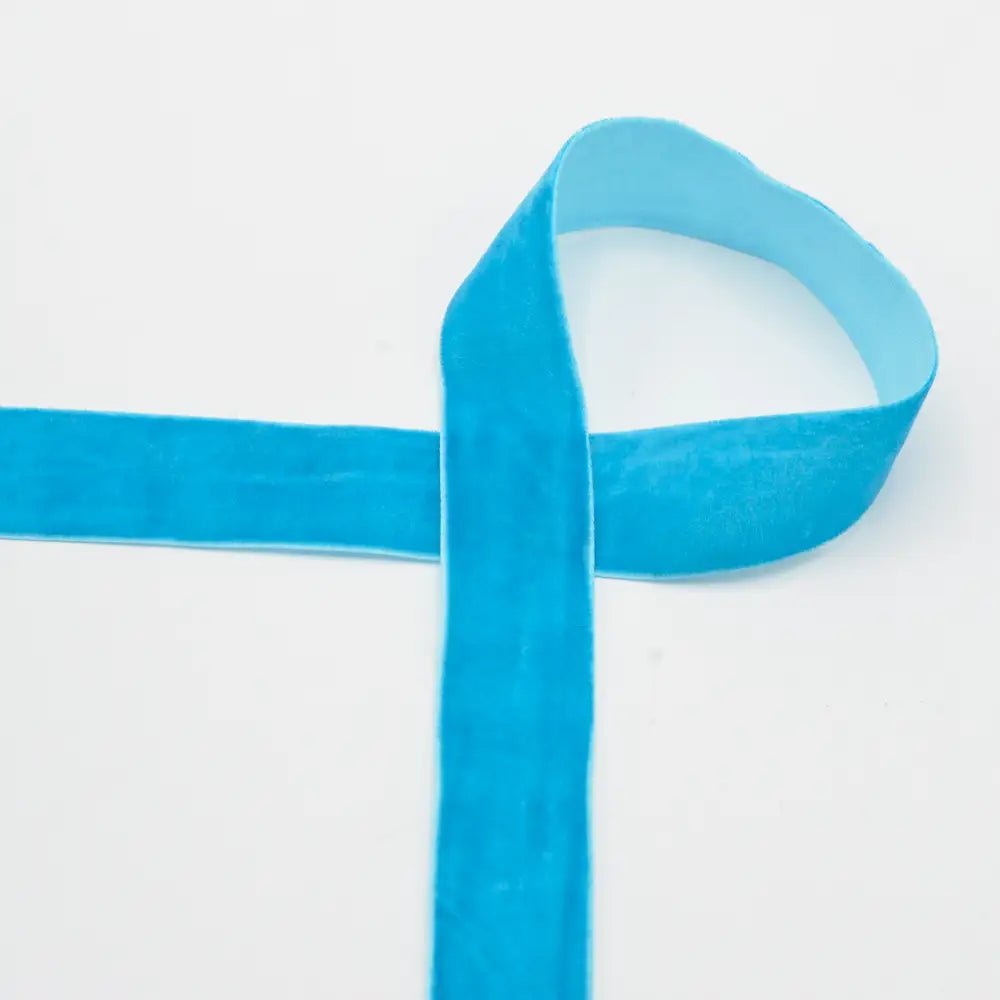 Image du ruban de velours 25 mm bleu vif, disponible chez Šarlotes audumi