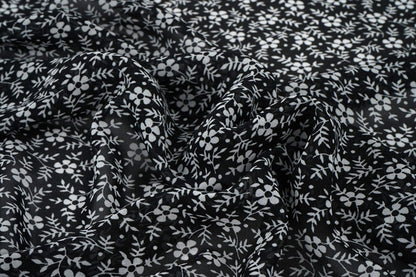Chiffon à petites fleurs blanches sur fond noir | 150 cm | 65 g/m²