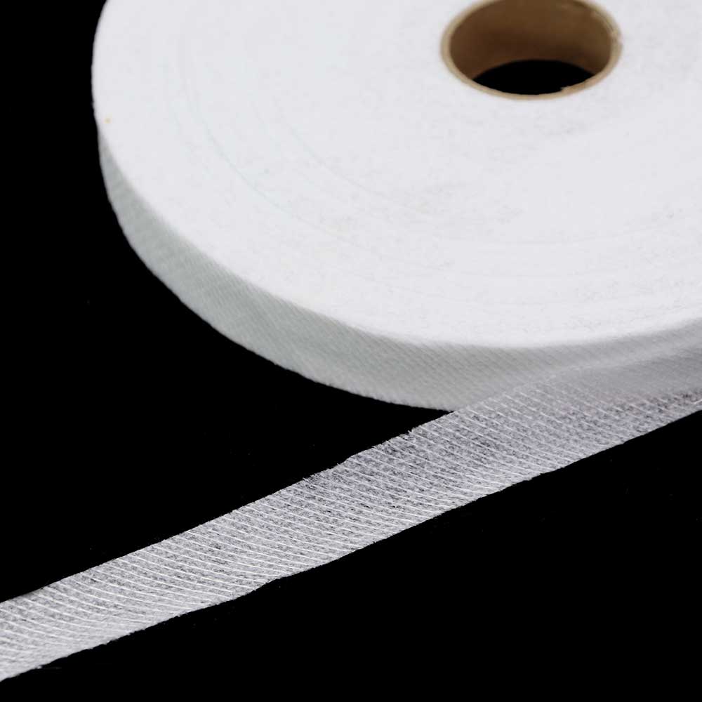 Image of slanted-cut nonwoven tape – white, 20 mm – available online at Šarlotes audumi