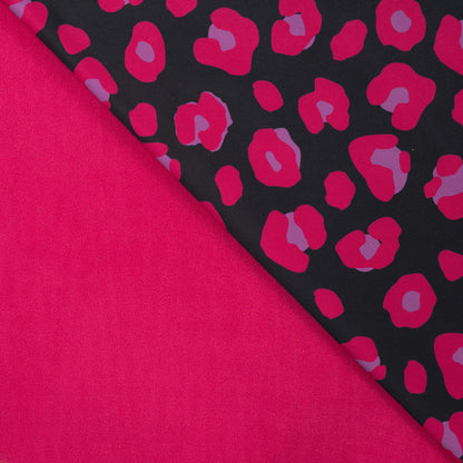 Image du tissu softshell - léopard fuchsia 310 g/m² – disponible chez Šarlotes audumi