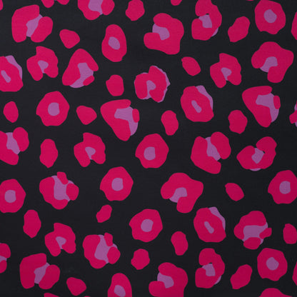 Image de tissu softshell - léopard fuchsia 310 g/m² – disponible chez Šarlotes audumi