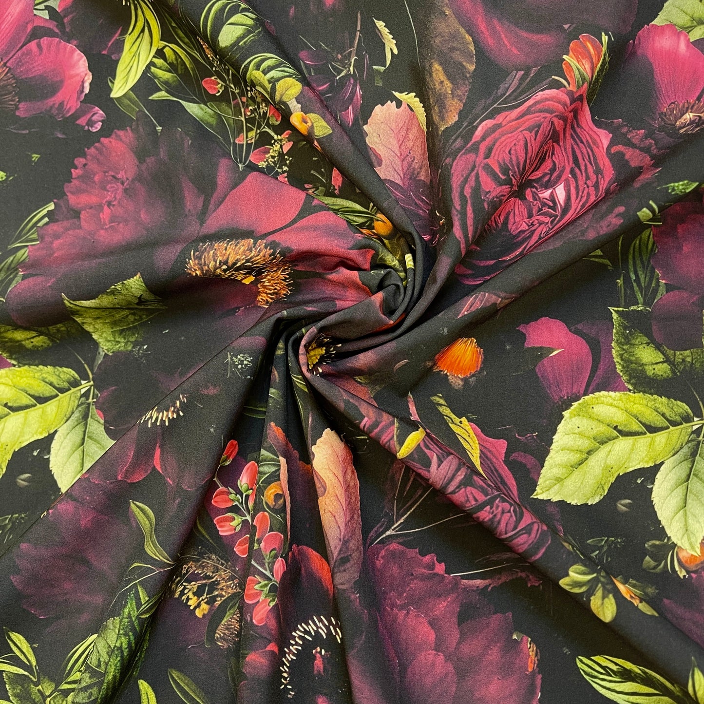 Attēls ar Softshell audums - tumšo ziedu motīvs 300 g/m² – pieejams Šarlotes audumi