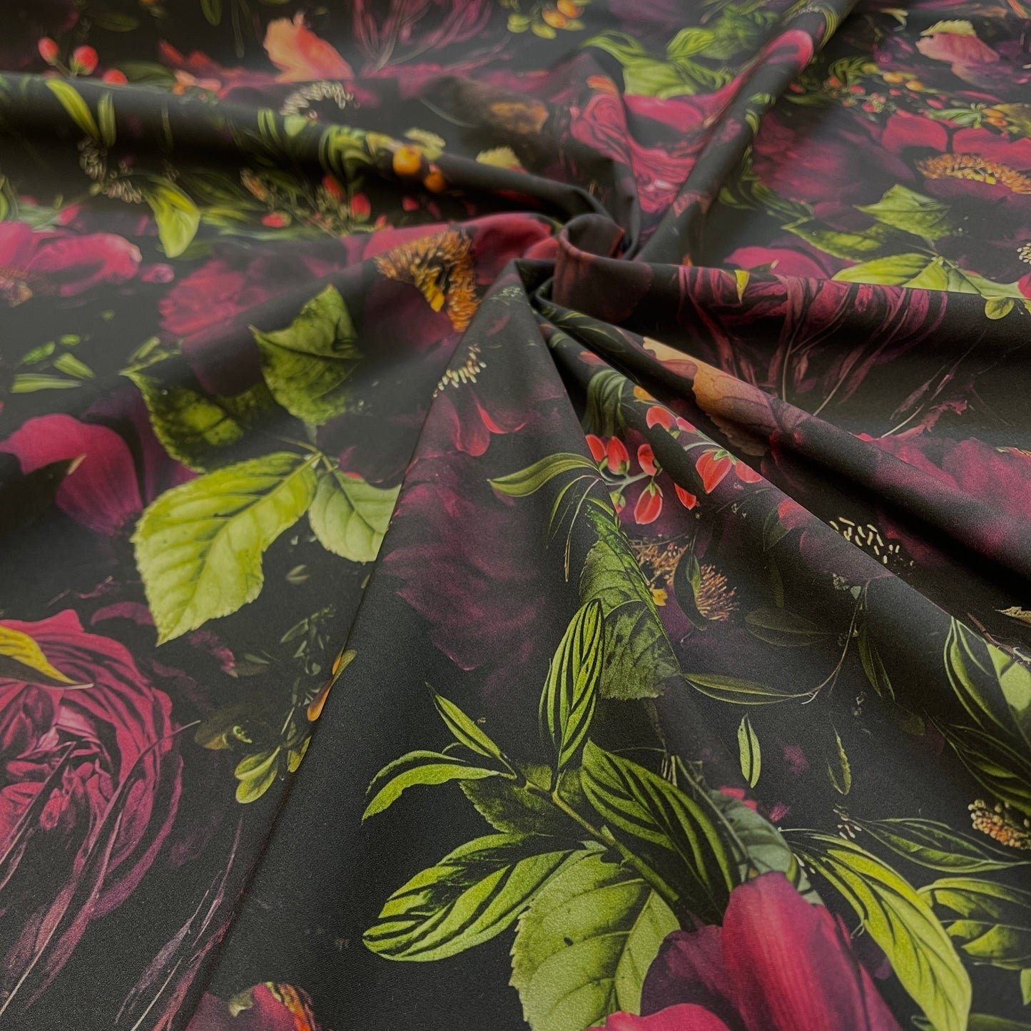 Attēls ar Softshell audums - tumšo ziedu motīvs 300 g/m² – pieejams Šarlotes audumi