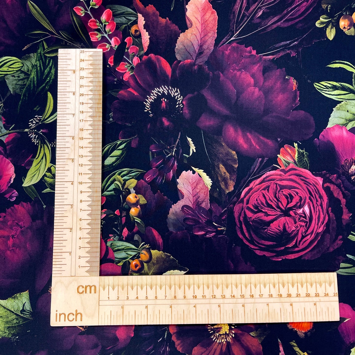 Attēls ar Softshell audums - tumšo ziedu motīvs 300 g/m² – pieejams Šarlotes audumi