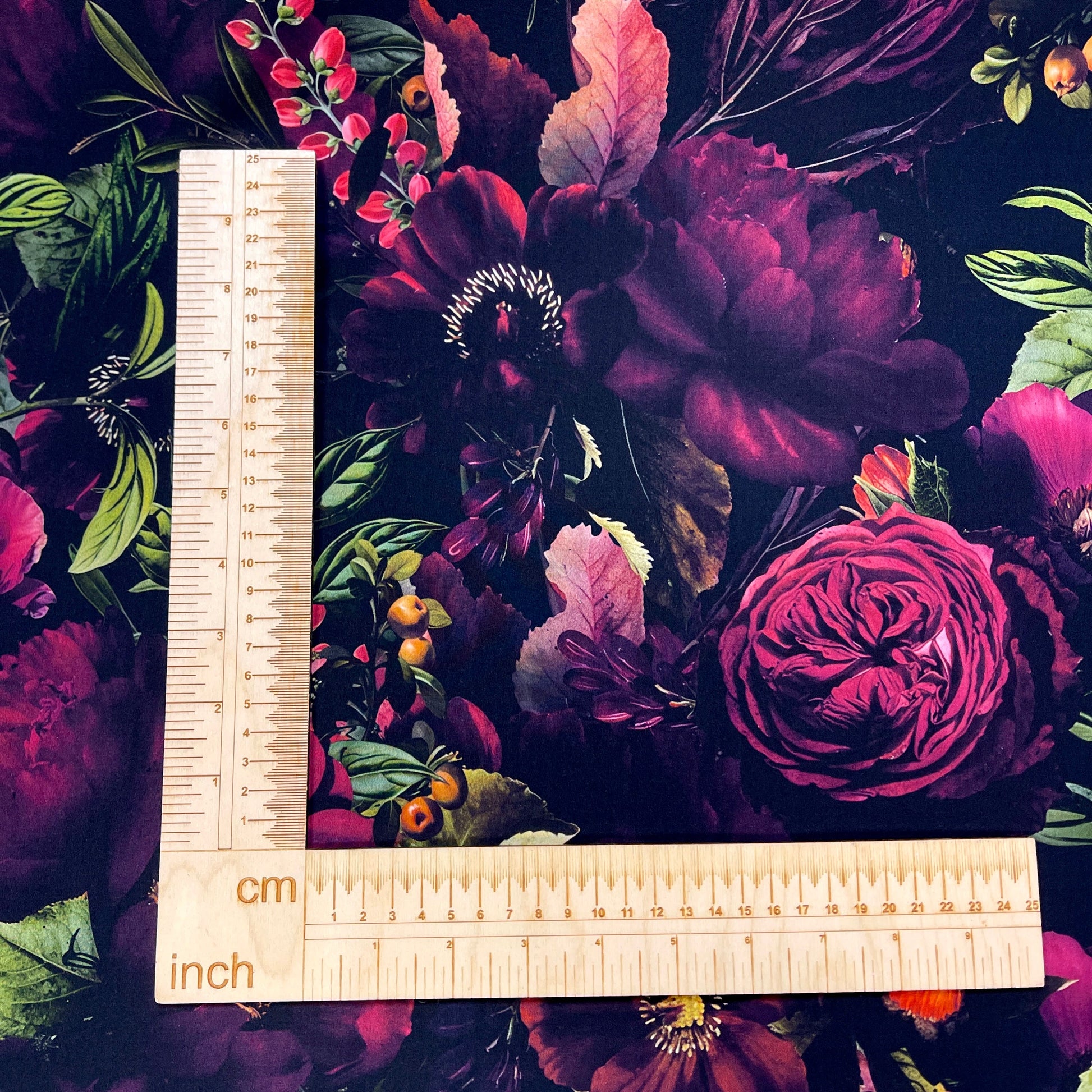 Attēls ar Softshell audums - tumšo ziedu motīvs 300 g/m² – pieejams Šarlotes audumi