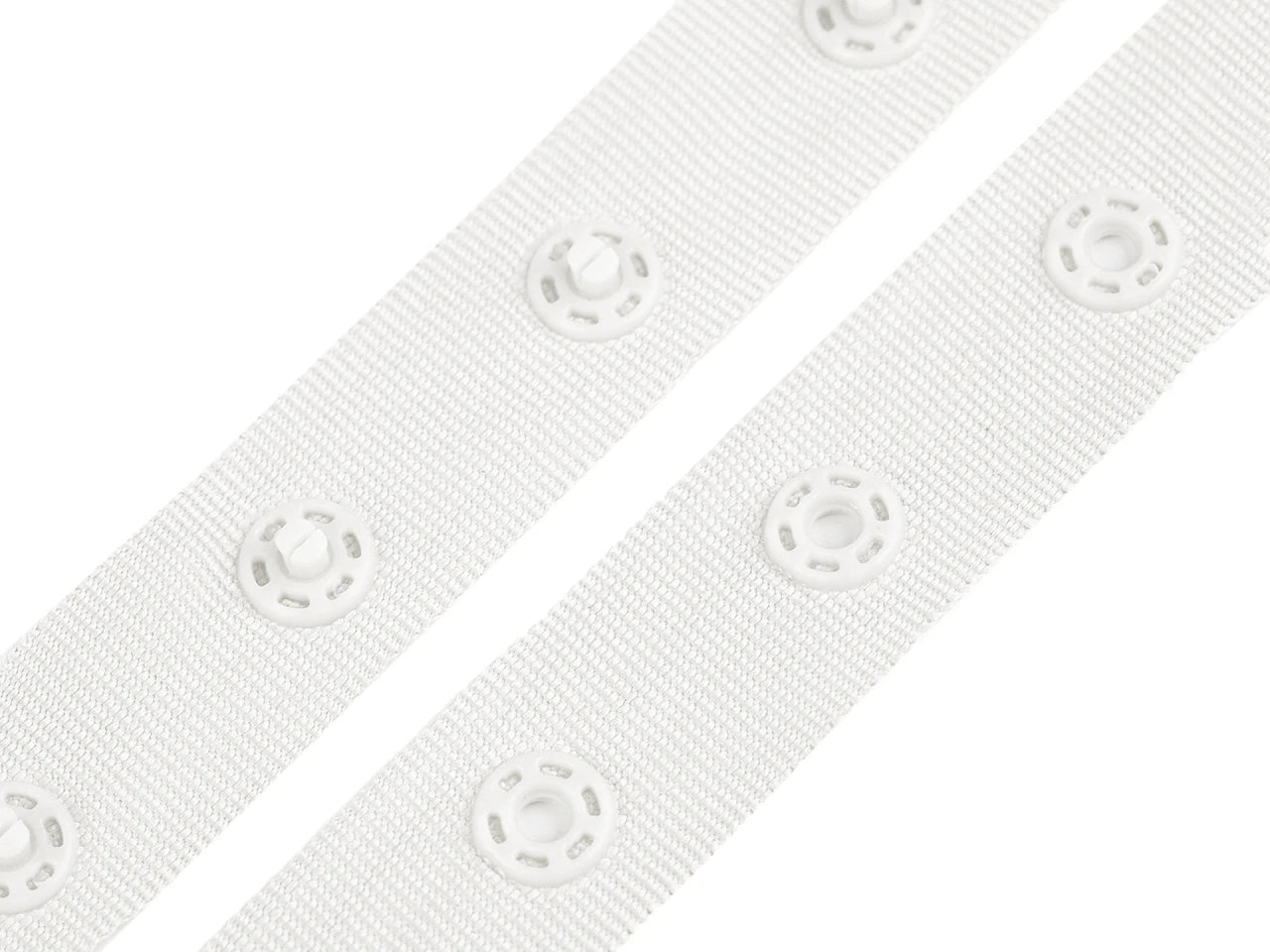 Attēls ar Spiedpogu lente 18 mm - balta – pieejams Šarlotes audumi