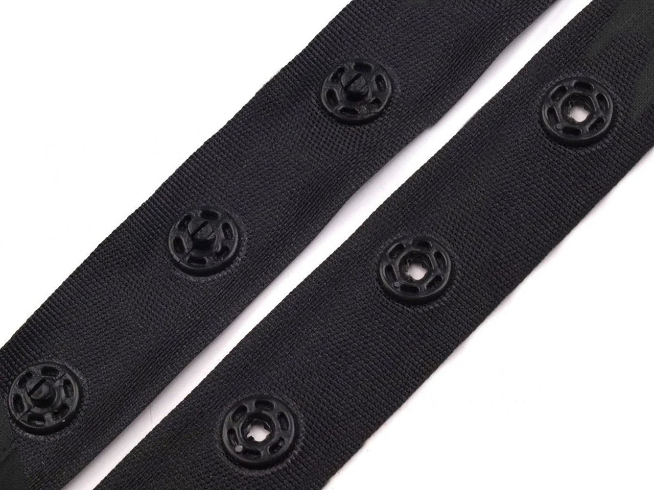 Attēls ar Spiedpogu lente 18 mm - melna – pieejams Šarlotes audumi