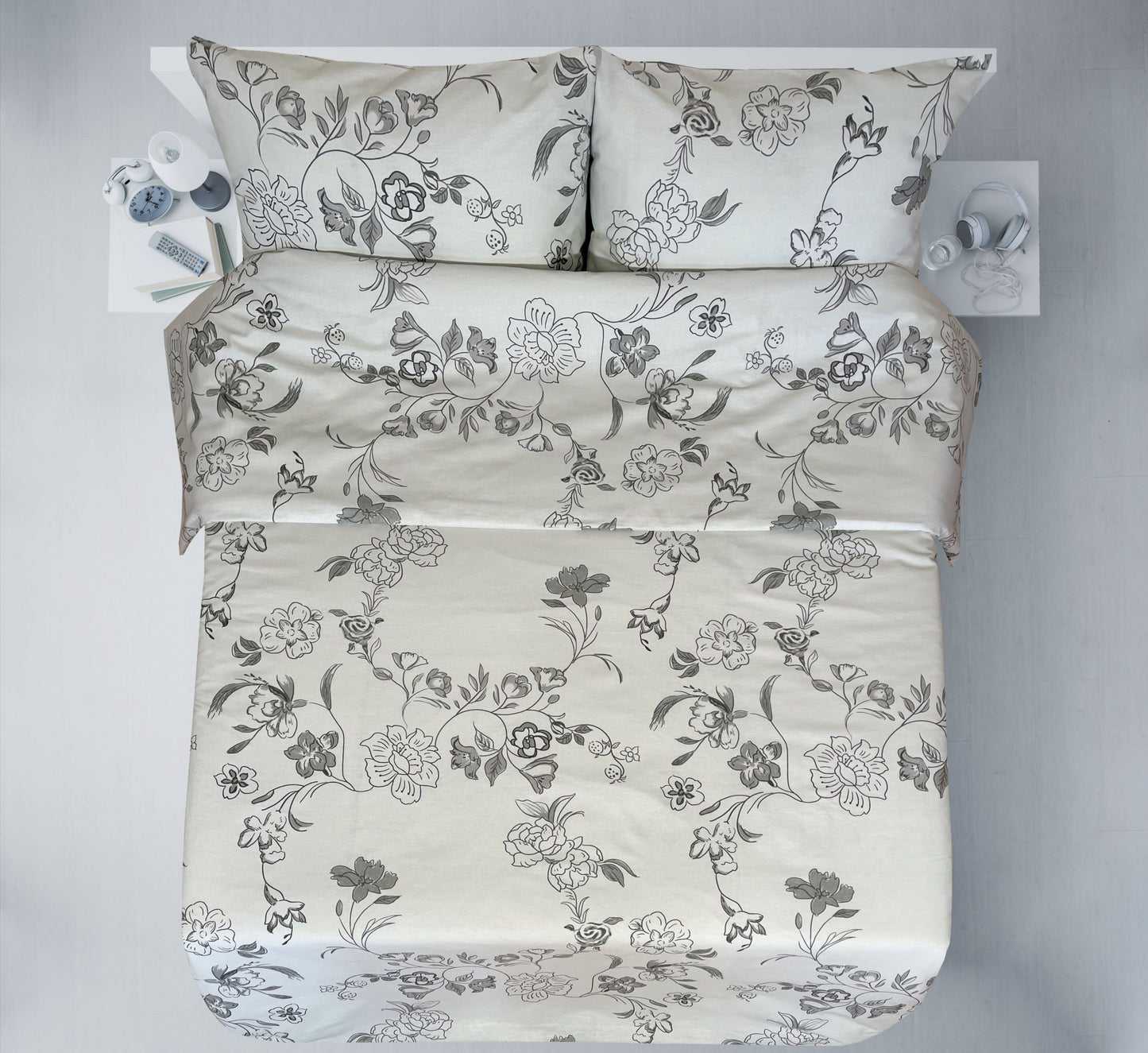 100% Kokvilnas audums-pelēki ziedi uz pelēcīga fona 220cm 146 g/m²