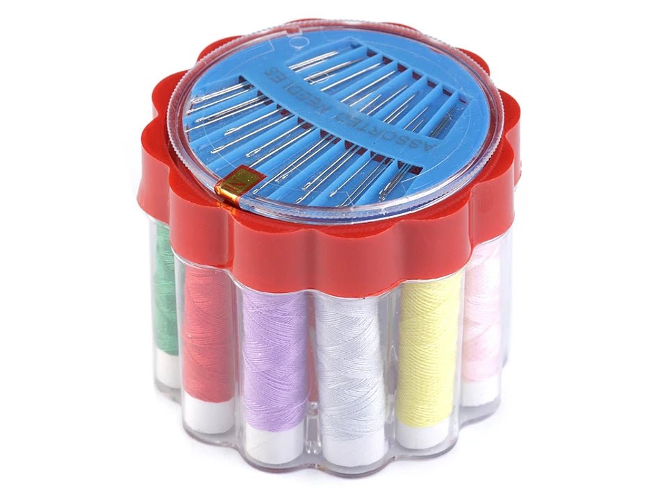 Attēls ar Šūšanas komplekts plastmasas kārbā – pieejams Šarlotes audumi