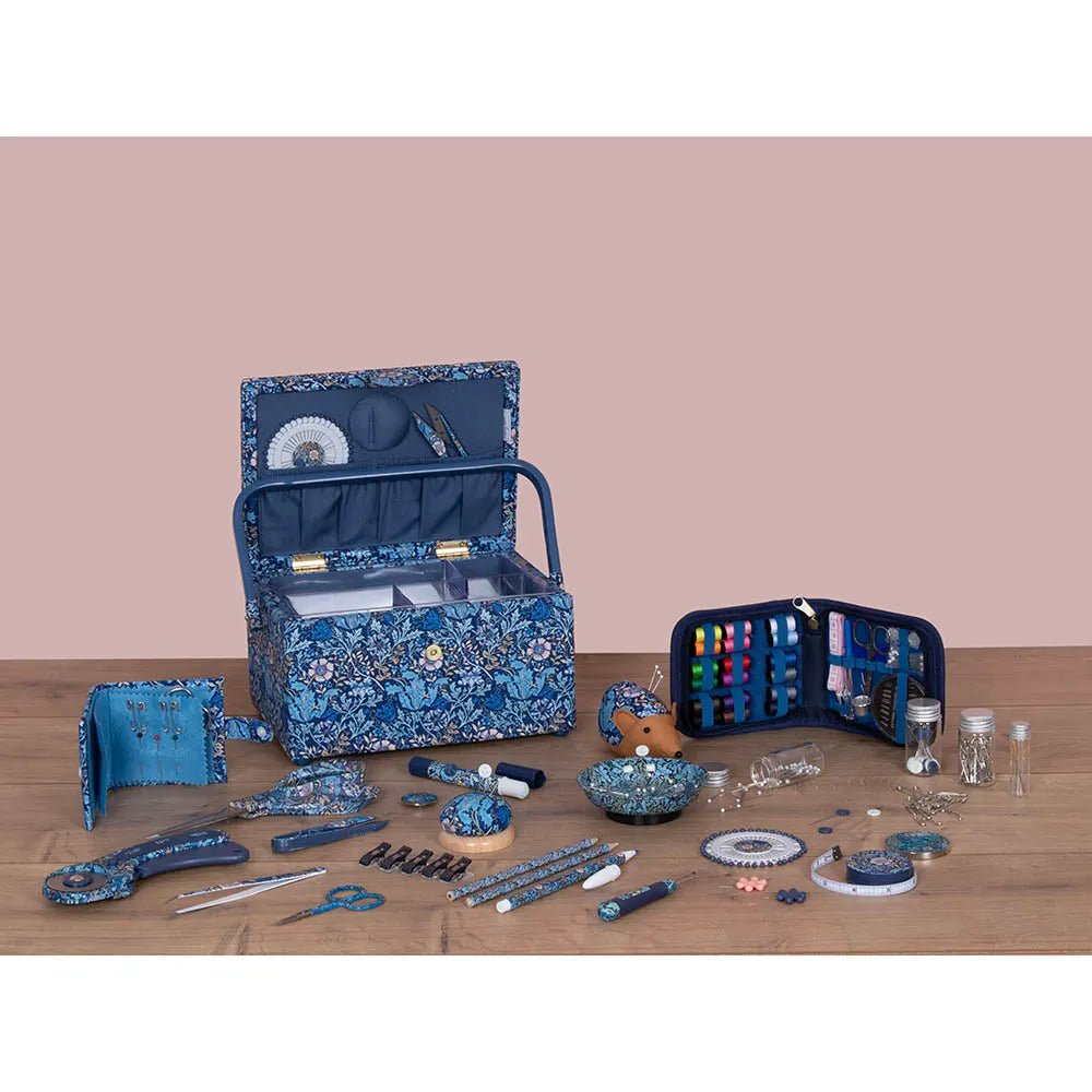 Image of a floral-pattern sewing accessories box by Hobby Gift – available online at Šarlotes audumi