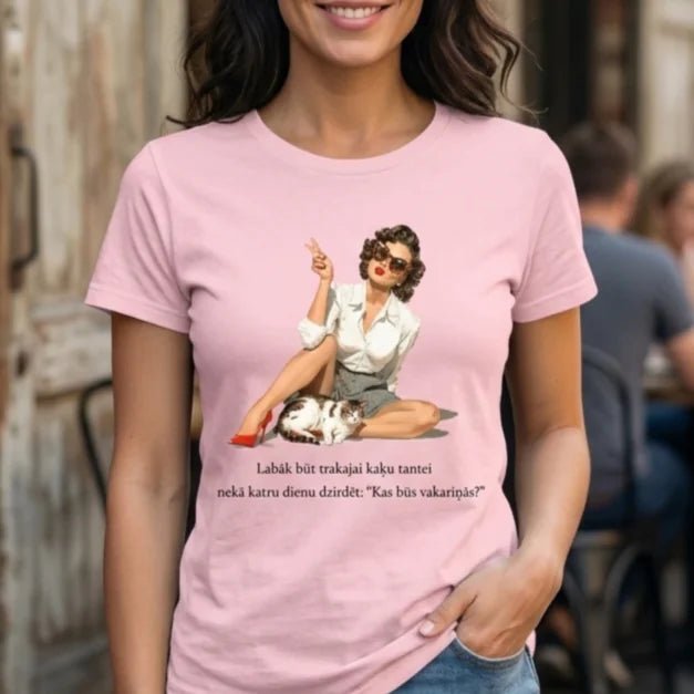 Attēls ar T - krekls “Labāk būt trakajai kaķu tantei nekā katru dienu dzirdēt: “Kas būs vakariņās?” – pieejams Šarlotes audumi