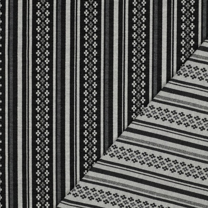Image avec tissu à motif traditionnel - motif abstrait noir et blanc 315 g/m² – disponible chez Šarlotes audumi