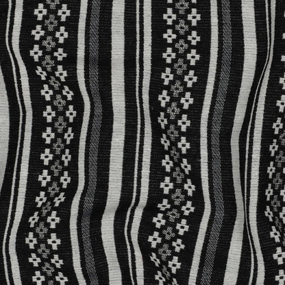 Image avec tissu à motif traditionnel - motif abstrait noir et blanc 315 g/m² – disponible chez Šarlotes audumi