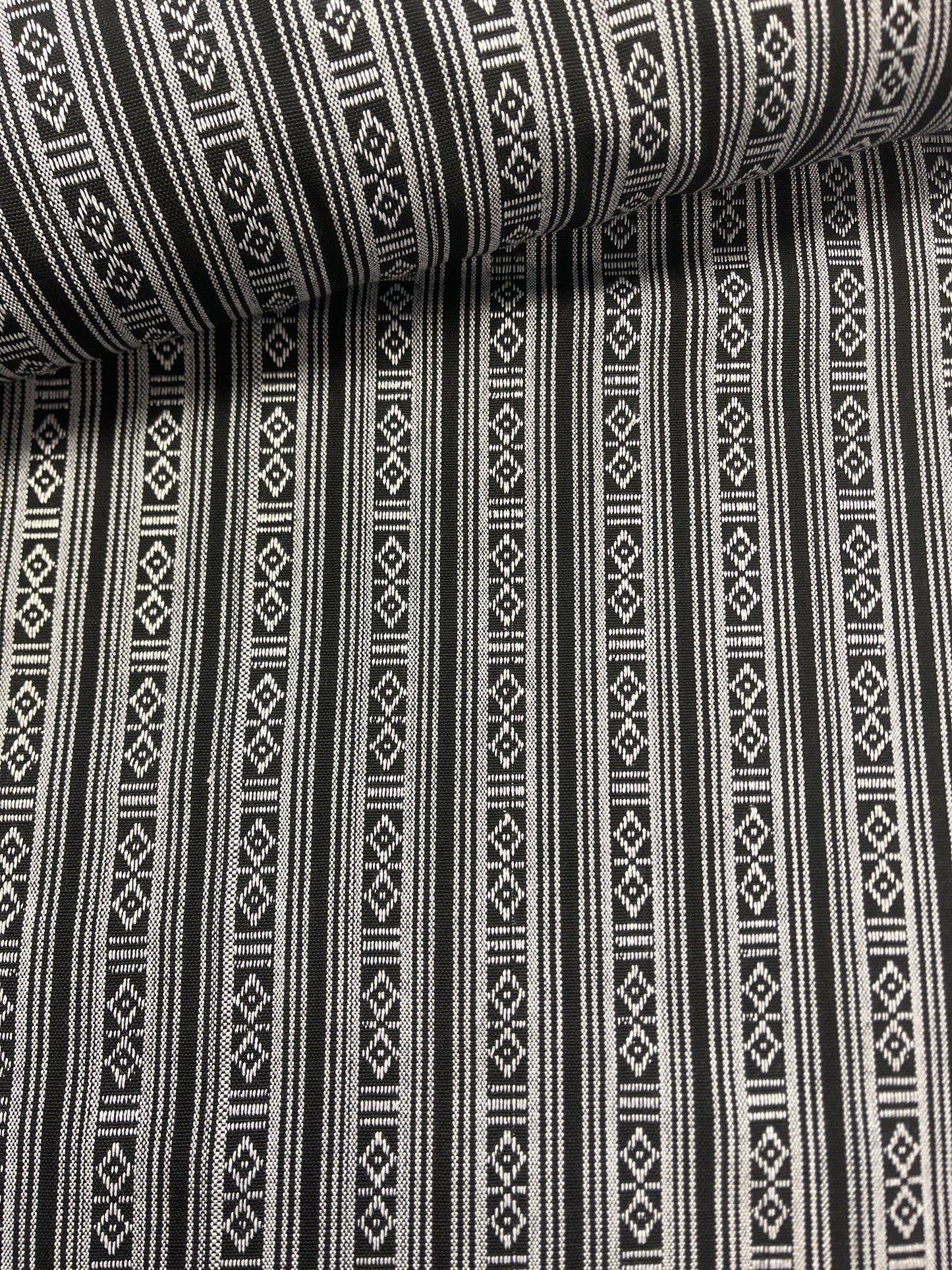 Attēls ar Tautiska raksta audums - melns ar baltu 200 g/m² – pieejams Šarlotes audumi