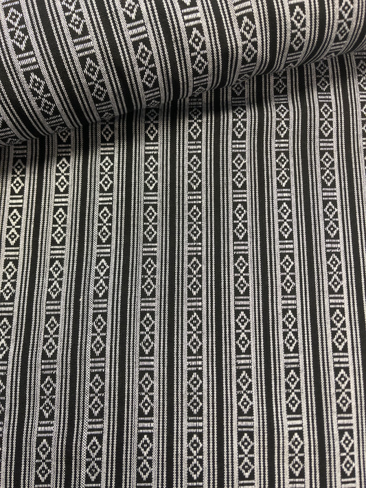 Attēls ar Tautiska raksta audums - melns ar baltu 200 g/m² – pieejams Šarlotes audumi