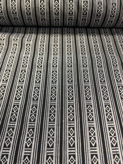 Image avec tissu à motif traditionnel - noir et blanc 200 g/m² – disponible chez Šarlotes audumi