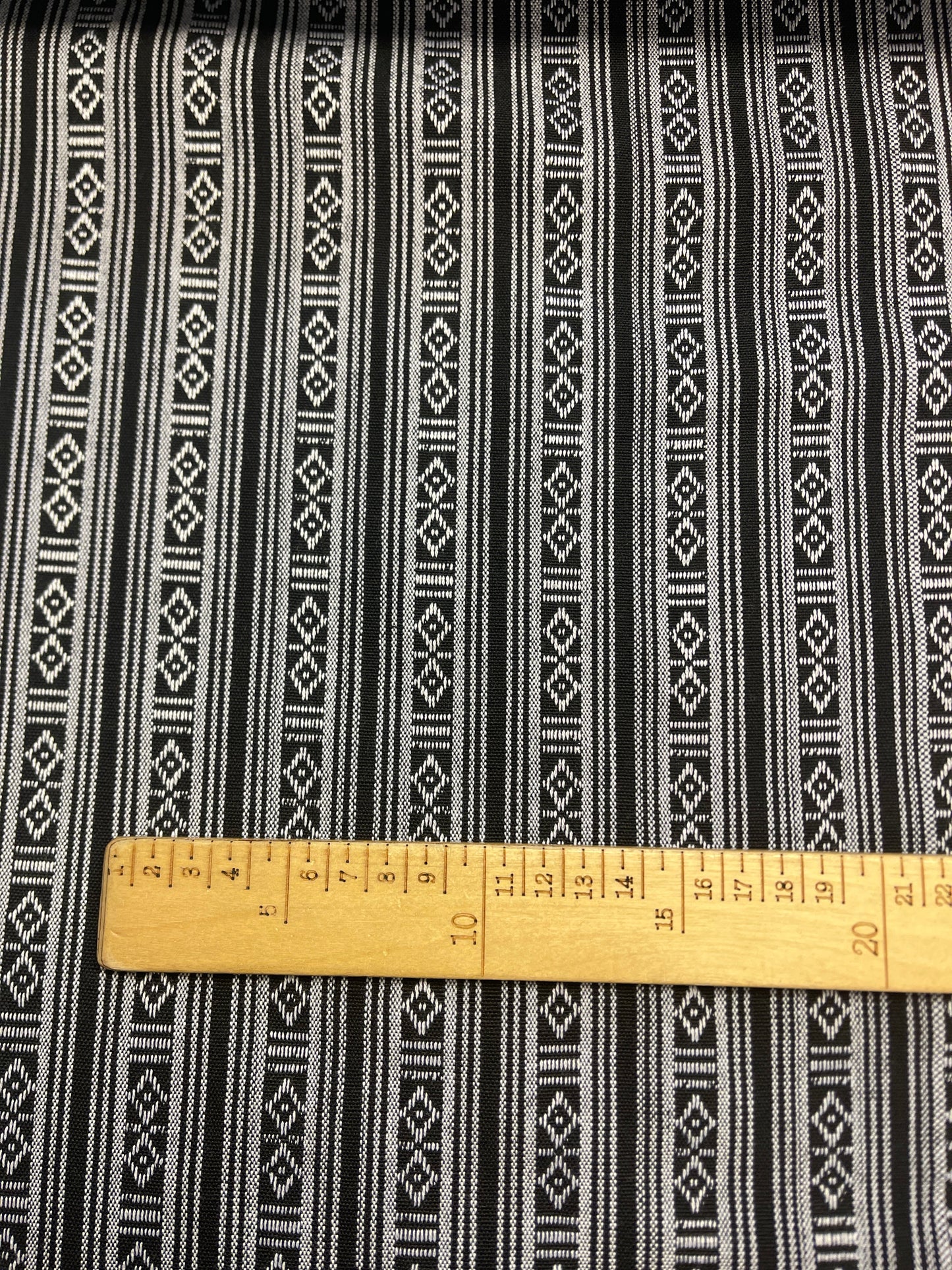 Attēls ar Tautiska raksta audums - melns ar baltu 200 g/m² – pieejams Šarlotes audumi