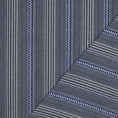 Tissu à motif folklorique aux tons bleu foncé 200 g/m² – disponible chez Šarlotes audumi