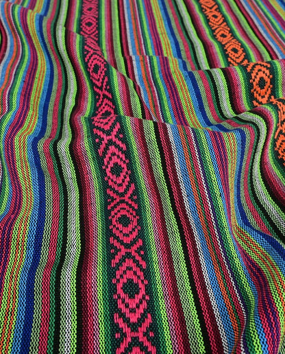 Tissu à motif traditionnel - vert, fuchsia et orange 200 g/m² – disponible chez Šarlotes audumi