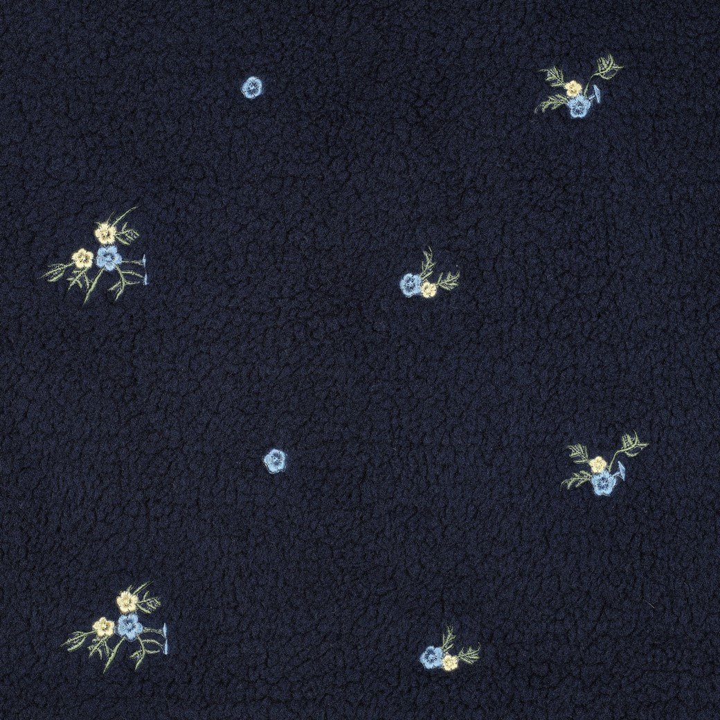 Attēls ar Teddy flīss-izšūti ziedi uz tumši zila – pieejams internetā Šarlotes audumi