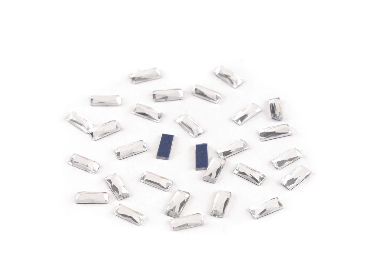 Image avec cristaux thermocollants décoratifs 3 × 7 mm 2 g – disponible chez Šarlotes audumi