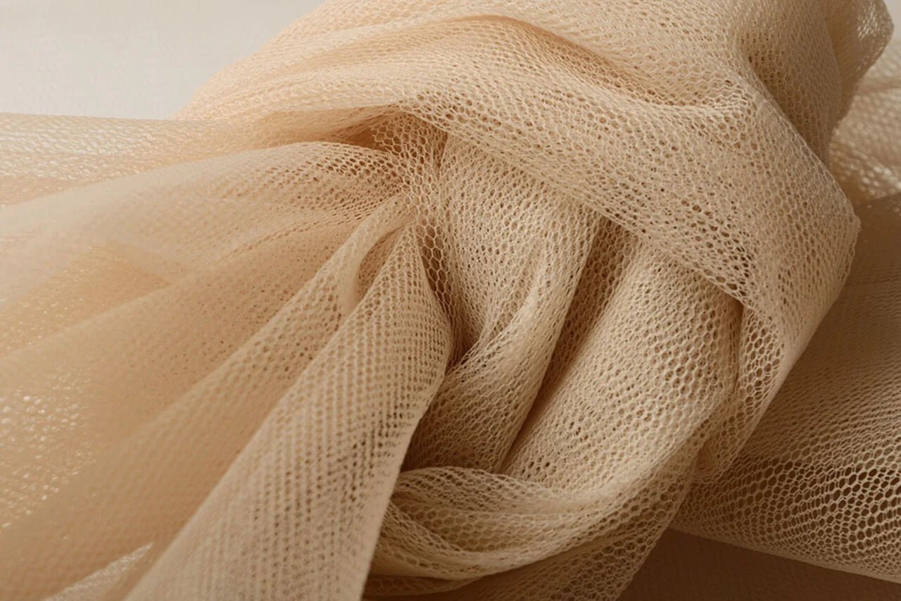 Attēls ar Tills stingrs – grauzdētas mandeles tonis | 100% neilons |20 g/m² 150 cm – pieejams Šarlotes audumi