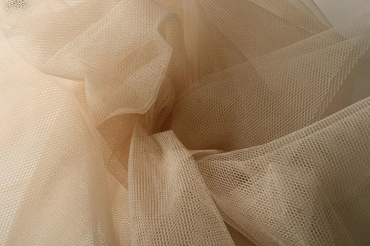 Attēls ar Tills stingrs – grauzdētas mandeles tonis | 100% neilons |20 g/m² 150 cm – pieejams Šarlotes audumi