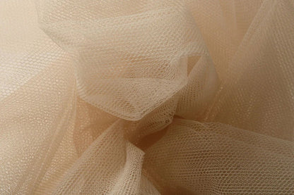 Image de tulle rigide – teinte amande grillée | 100 % nylon | 20 g/m² 150 cm – disponible chez Šarlotes audumi