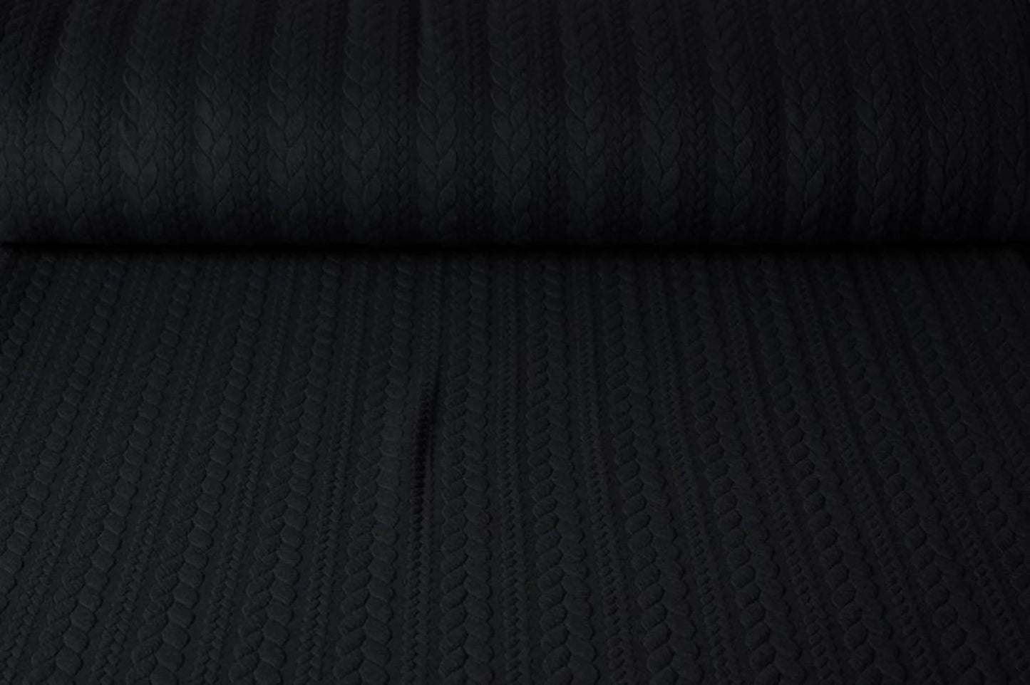 Attēls ar Trikotāžas audums ar adījuma rakstu - melnas pīnes 340 g/m² – pieejams Šarlotes audumi