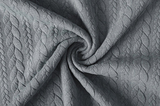 Attēls ar Trikotāžas audums ar adījuma rakstu - pelēkas pīnes 340 g/m² – pieejams Šarlotes audumi