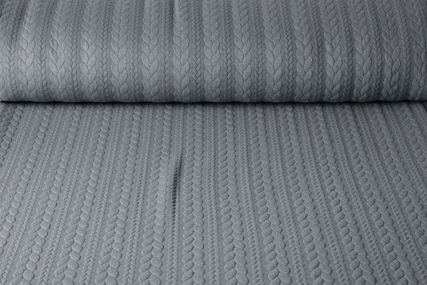 Attēls ar Trikotāžas audums ar adījuma rakstu - pelēkas pīnes 340 g/m² – pieejams Šarlotes audumi