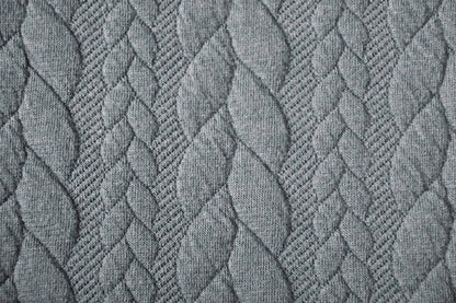 Image de tissu en maille à motif tricoté - torsades grises 340 g/m² – disponible chez Šarlotes audumi