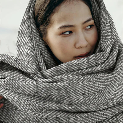 Image de tissu en laine à chevrons | gris | 390 g/m² | 145 cm – disponible chez Šarlotes audumi