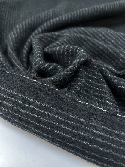 Tissu en laine noir à fine rayure 240 g/m²