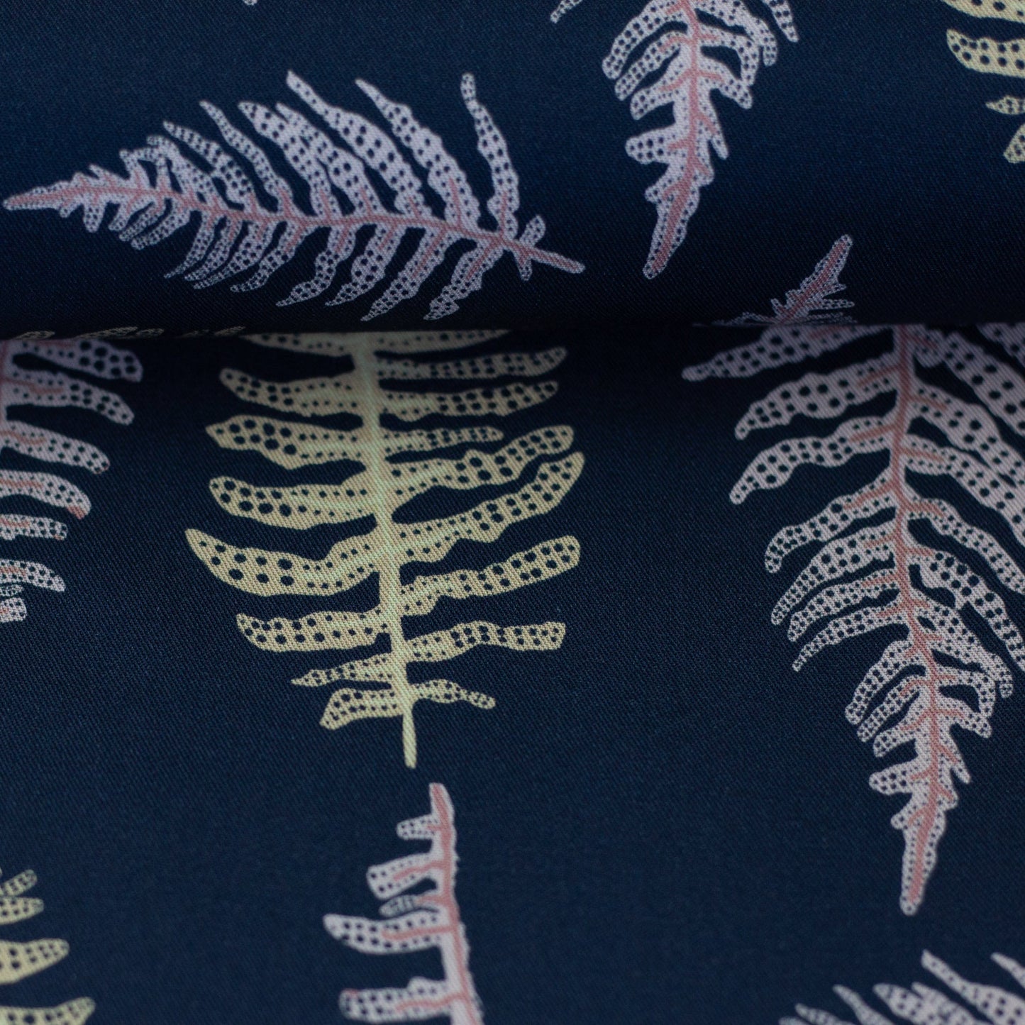 Attēls ar Viskozes audums - papardes uz tumši zila fona 140 g/m² – pieejams Šarlotes audumi