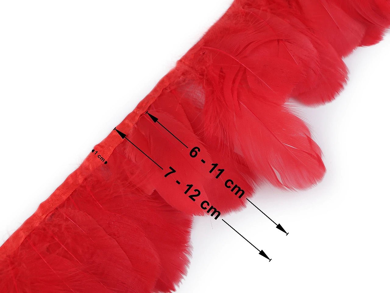 Attēls ar Zoss spalvu apdares lente - sarkana (50 cm iepakojums) – pieejams Šarlotes audumi